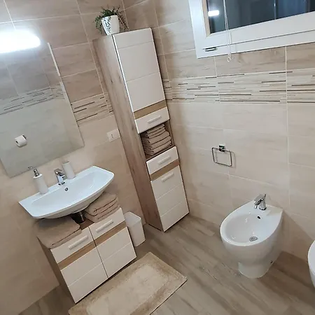 Suite Blanc Apartments - Monolocali Indipendenti Con Cucina E Bagno Privato - Check-In E Check-Out Con Codice In Autonomia H24 - Terrazza In Comune Guspini Habitación foto