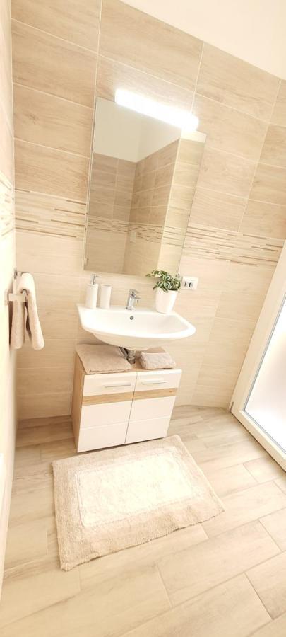 Apartment Blanc: Independent With Private Kitchens And Shared Terrace Guspini