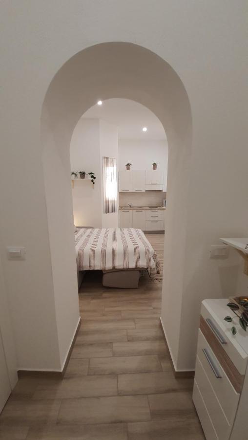 Blanc: Independent With Private Kitchens And Shared Terrace