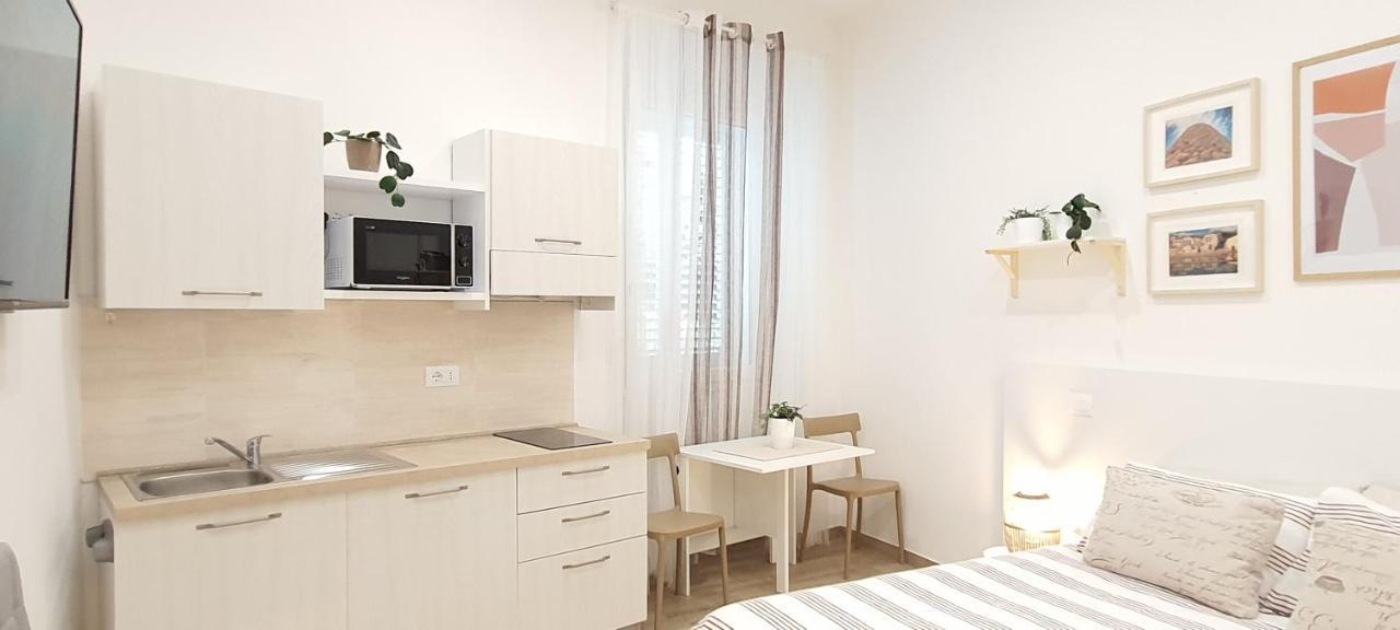 Blanc: Independent With Private Kitchens And Shared Terrace Guspini