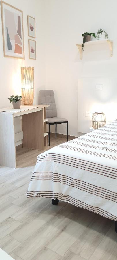 Apartment Blanc: Independent With Private Kitchens And Shared Terrace *