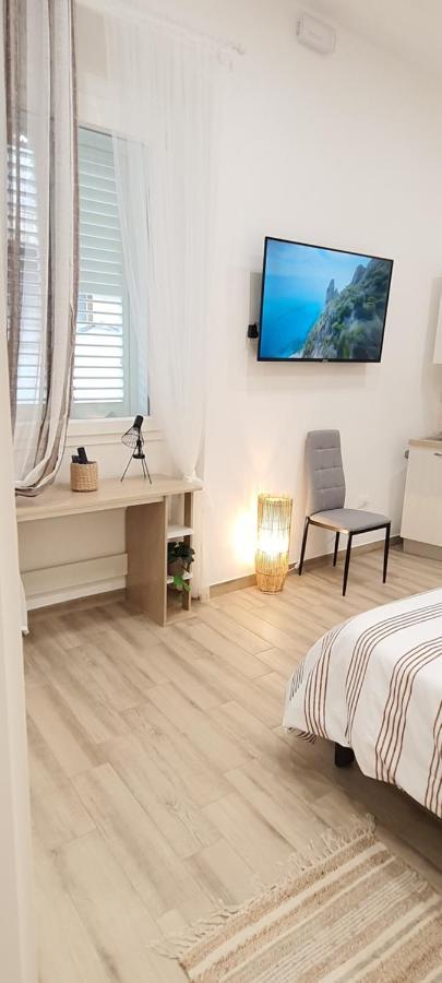 Blanc: Independent With Private Kitchens And Shared Terrace * Guspini