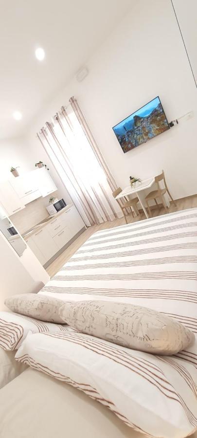 Apartment Blanc: Independent With Private Kitchens And Shared Terrace