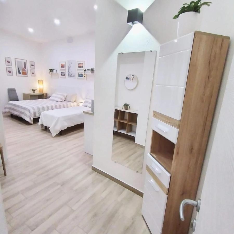 Apartment Blanc: Independent With Private Kitchens And Shared Terrace